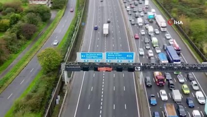 İngiltere'de çevre aktivistleri bu kez trafik tabelalarına tırmandı, otoyolu trafiğe kapattı