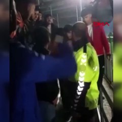 Taraftarların kavgasını trafik polisi ‘üçlü’ çektirerek yatıştırdı