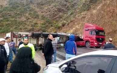 Tır devrildi, Mersin-Antalya yolu 3 saat ulaşıma kapandı