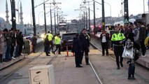 Karaköy'de tramvay yoluna giren cip raylarda asılı kaldı, tramvay seferleri durdu