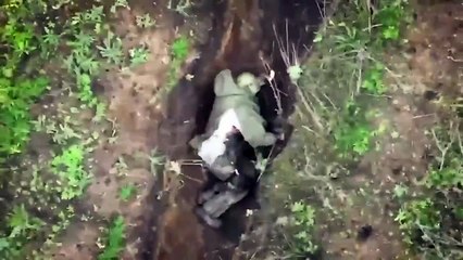 Soldado russo escapa a três granadas ucranianas. E há imagens