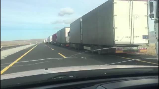 Çıldır-Aktaş Gümrük Kapısı'nda tır konvoyunda yoğunluk