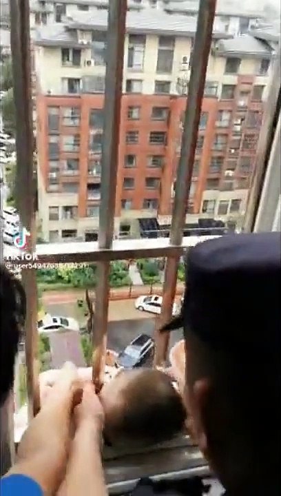 Des pompiers sauvent un bébé qui a la tête coincée dans les barreaux de la fenêtre