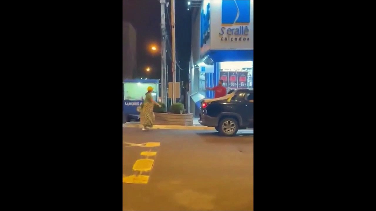 Ce manifestant va regretter son geste... Aller hop pied dans le platre