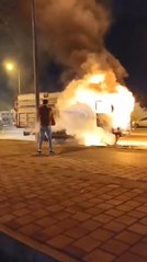 SEYİR HALİNDEKİ KAMYONETİN ALEV TOPUNA DÖNDÜĞÜ ANLAR KAMERADA