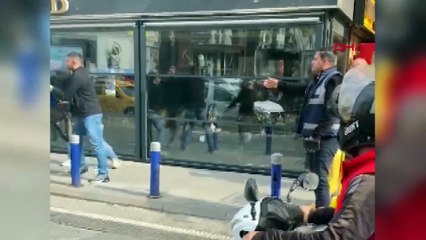 Yol verme kavgasında 1 kişi silahla yaralandı! O anlar kameraya yansıdı