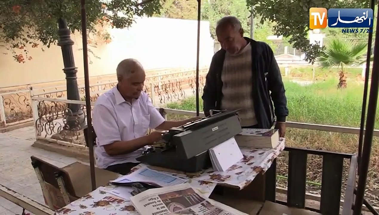 غليزان: عمي محمد..قصة كاتب عمومي كبر مع آلة "الداكتيلو" رغم التكنولوجيا