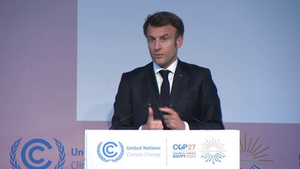 Actions "chocs" des militants écologistes : pour Emmanuel Macron  leur cause est "juste" mais "cela ne peut jamais justifier la violence à l'égard d'autrui"