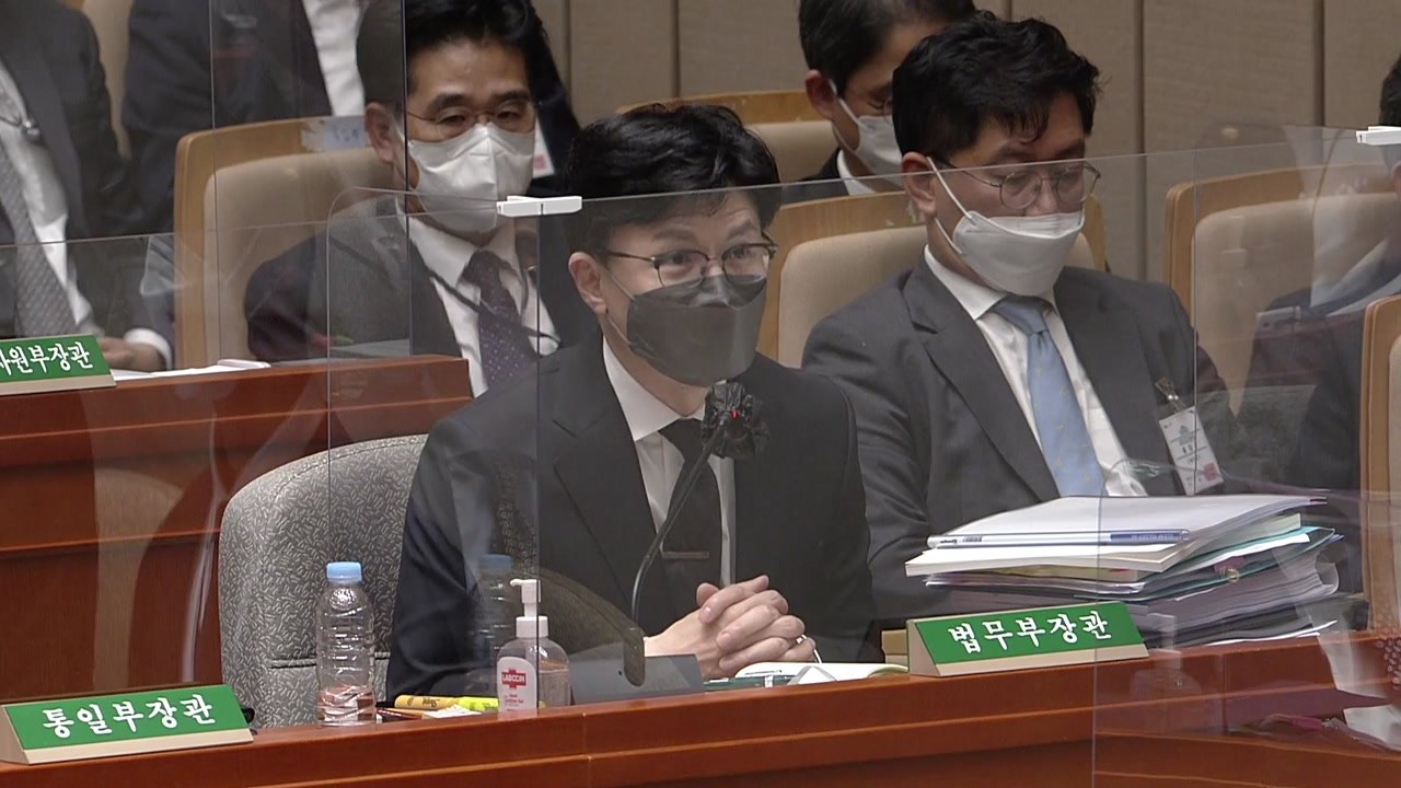 한동훈 "황운하, 직업적 음모론자"...국회 예결위 한때 파행 / YTN