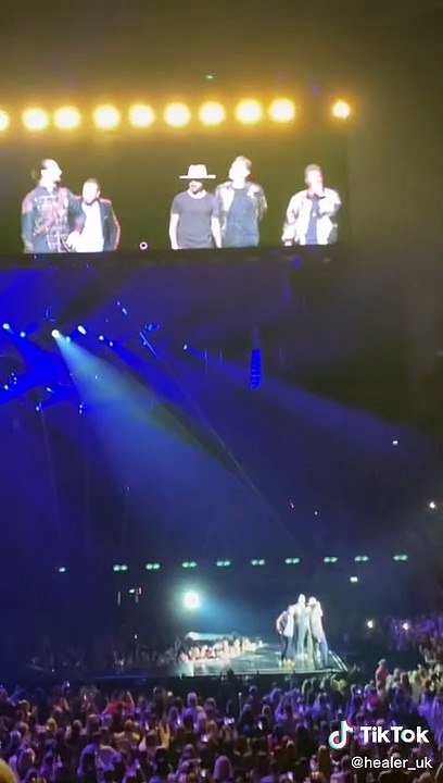 Nick Carter llora en pleno concierto por la muerte de su hermano Aaron 