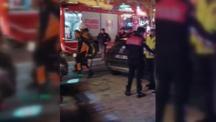 Fatih'te seyir halindeki otomobil yandı, vatandaşlar söndürmek için seferber oldu