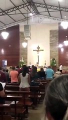 Padre tira batina e abandona missa após discussão política com fiel