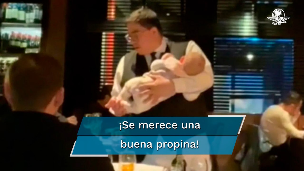 Captan el conmovedor gesto de un mesero con un bebé que no paraba de llorar en un restaurante