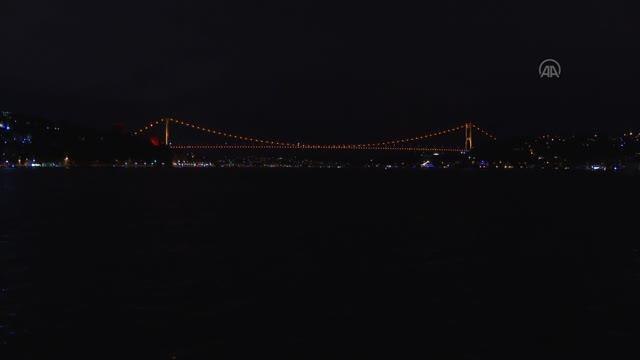 FSM Köprüsü lösemiye dikkati çekmek için turuncu ile ışıklandırıldı