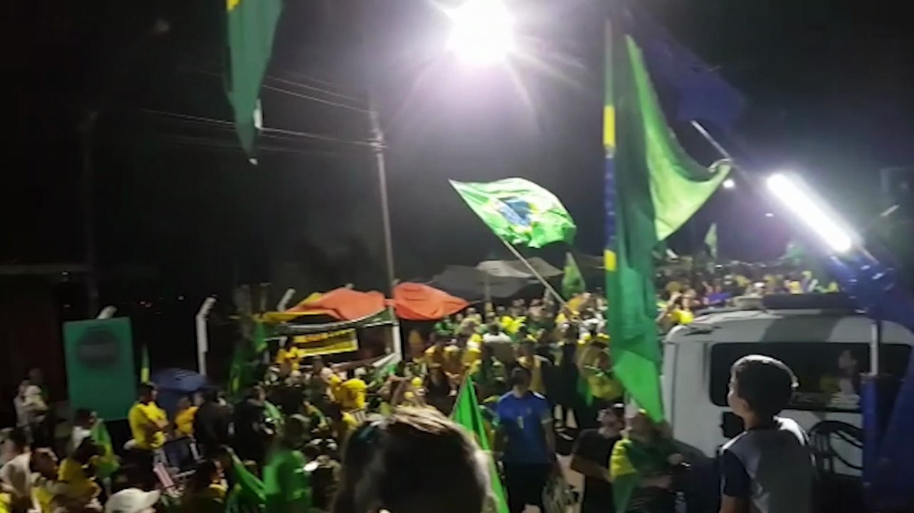 Com placas de "SOS Forças Armadas", manifestantes continuam manifestação em Cascavel