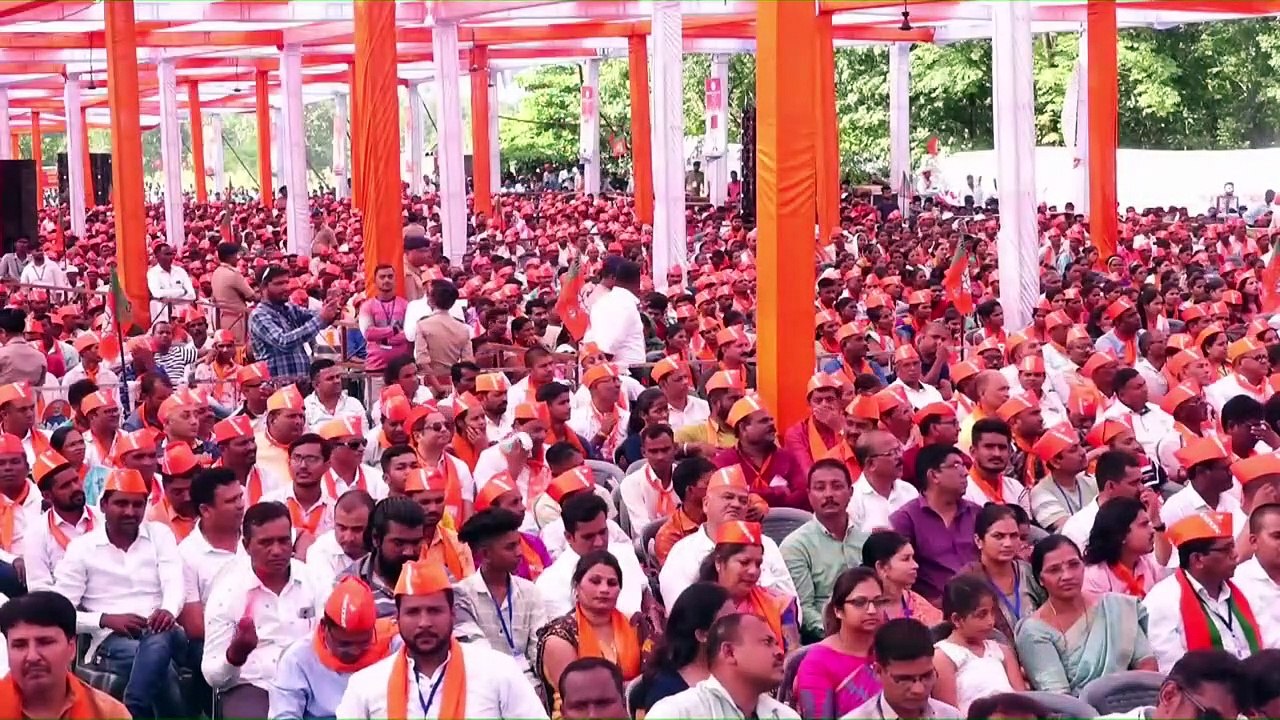 हर आदिवासी बहन-भाई कह रहा है-आ गुजरात मैं बनाव्यू छे!