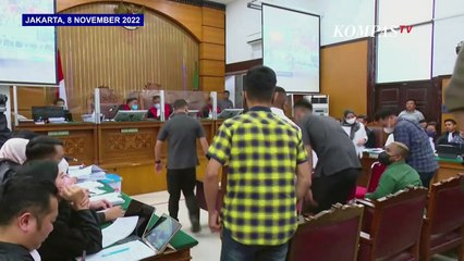 Saat Susi Peluk Putri Candrawathi dan Cium Tangan Sambo di Ruang Sidang