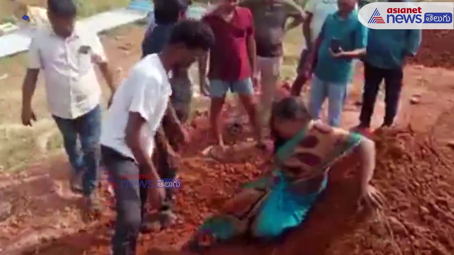 శ్రీకాకుళంలో అమానుషం... తల్లీకూతుళ్లను మట్టిలో నడుంలోతు పూడ్చిన దాయాదులు 