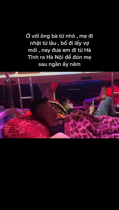 Bố mẹ ly hôn, cậu bé ở với ông từ khi còn nhỏ: Sau bao nhiêu năm lần đầu đón mẹ từ Nhật về