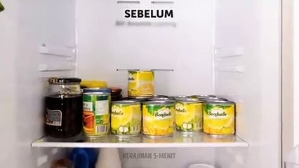 Susunan kaleng susu di kulkas yang berantakan