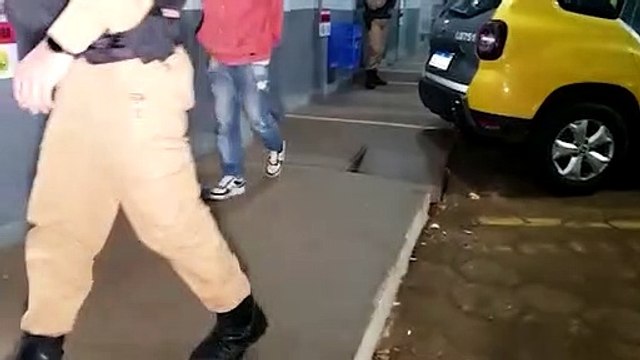 PM recupera veículo furtado e detém dupla com revólver simulacro e micha