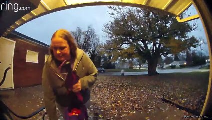 La caméra de la sonnette montre une femme en train de vider tout un bol de bonbons dans un sac - Buzz Buddy