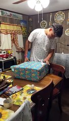 Les parents surprennent leur fils avec un cadeau d'anniversaire spécial - Buzz Buddy