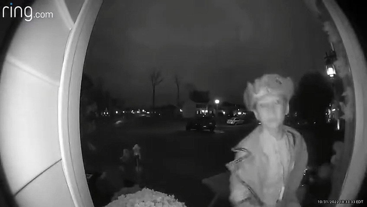 Trick-or-treer partage ses bonbons quand il réalise qu'il manque un bol - Buzz Buddy