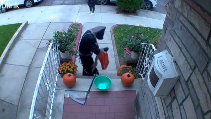 Un enfant remplit un bol de bonbons d'Halloween à partir de son propre sac - Buzz Buddy