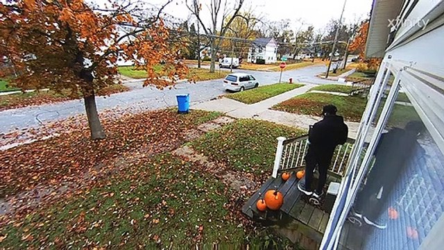 Une caméra de sécurité surprend un vendeur en train de glisser dans les escaliers - Buzz Buddy