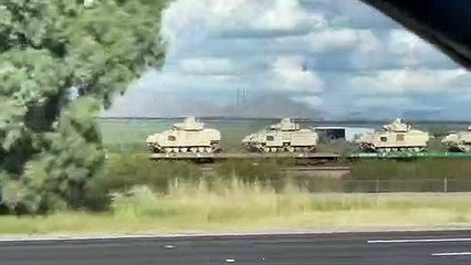 Véhicules militaires transportés par train - Buzz Buddy