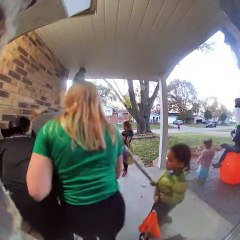 Vieille dame et enfants vident des seaux de bonbons pour eux-mêmes - Buzz Buddy