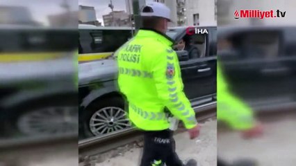 Tramvay yoluna giren cip raylarda asılı kaldı