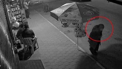Yaşlı kadını "Bağırmasın" diye ağzını kapatıp gaspetti