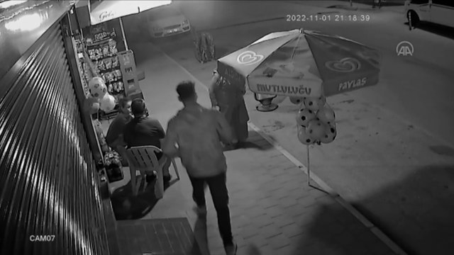 Bir kadının çantasının gasp edilme anı güvenlik kamerasınca görüntülendi