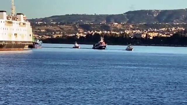 Migranti, sbarco da nave Rise Above a Reggio. Ispezione su Geo Barents