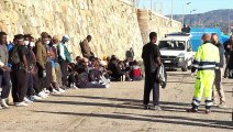 La Rise Above attracca a Reggio Calabria: migrante bacia il terreno appena sbarcato dalla nave