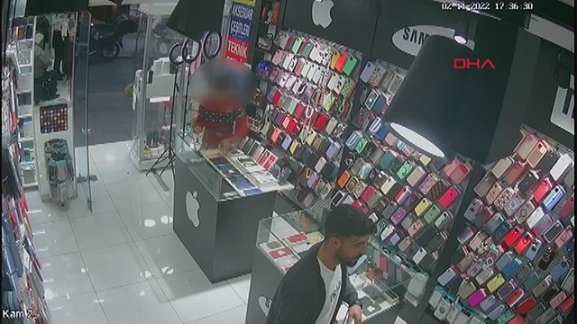 Müşteri gibi girdiği mağazalardan iki cep telefonu çaldı