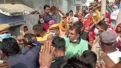 Télécharger la video: गटर की कुई में मिला गुमशुदा युवक का कंकाल, दो महिलाओं सहित चार ने की हत्या, धरने पर बैठे ग्रामीण