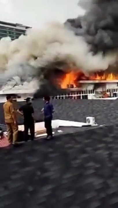 Hanya di wakanda kebakaran menjadi tontonan!