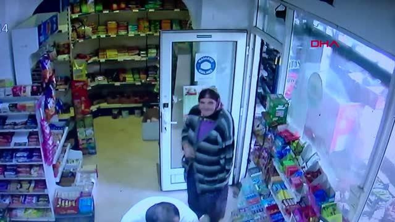 SULTANGAZİ'DE YARDIM BAHANESİYLE EVİNE GİRDİĞİ ENGELLİ KADININ CEP TELEFONUNU ÇALDI