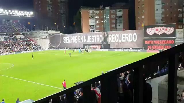 Real Madrid'li yıldız futbolcunun çektiği şut evin içine girdi!