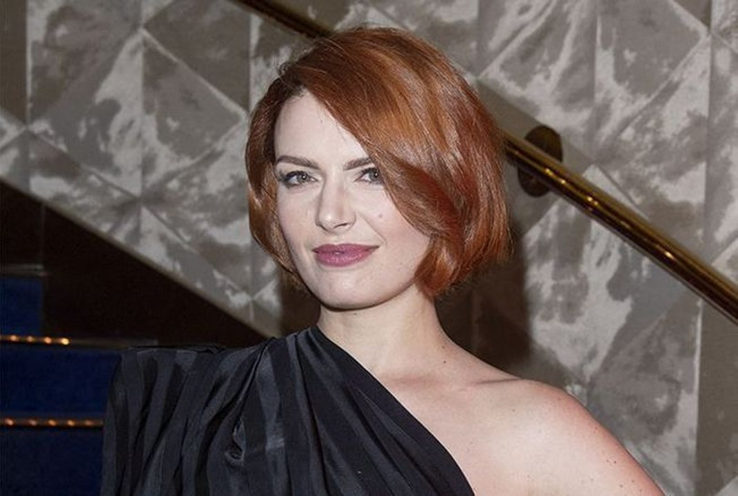 Élodie Frégé sexy en robe fendue dans la « Star Academy »… Une femme fatale qui fait oublier la timide élève qu’elle était, vidéo