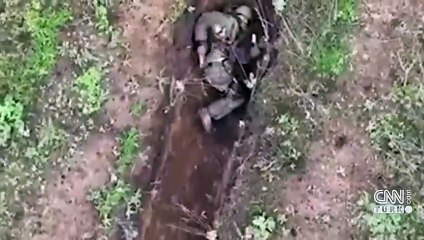 Bombaları eliyle yakalayıp uzaklaştırdı