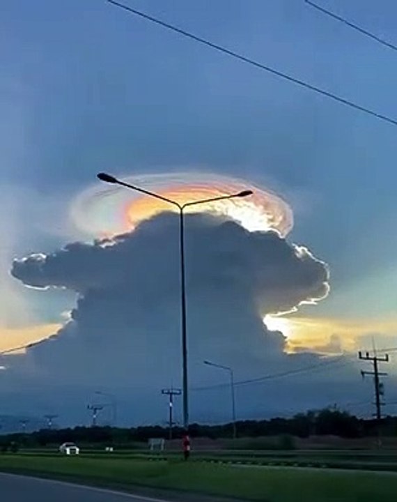 Pemandangan di langit yang tidak biasa di thailand