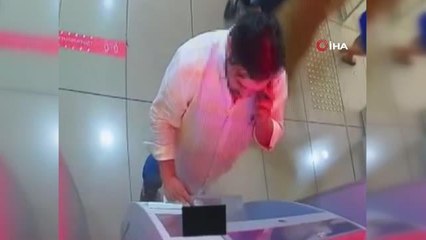 ATM'de unutulan parayı telefonla konuşuyor gibi yaparak alıp gitti