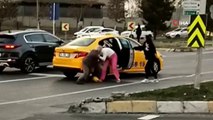 Taksi şoförü kadın yolcuyu darp etti! O anlar saniye saniye kamerada