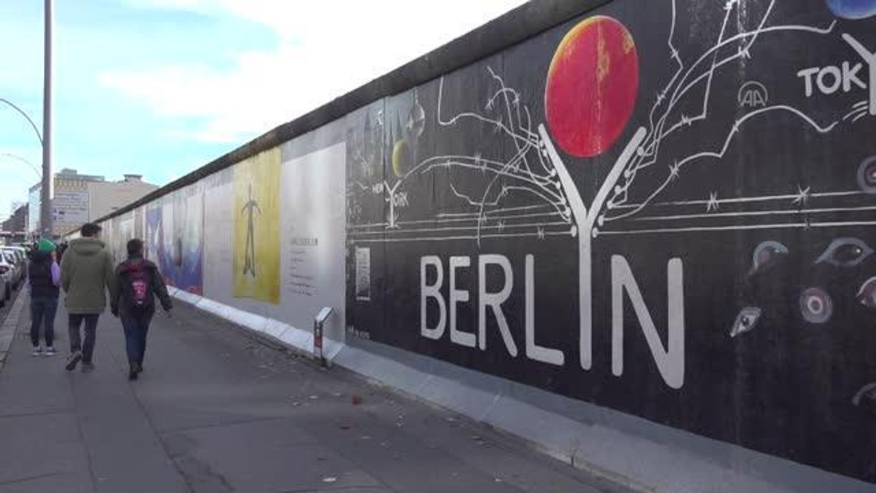 Soğuk Savaş'ın sembolü Berlin Duvarı'nın yıkılışının üzerinden 33 yıl geçti