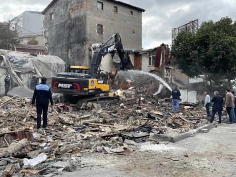 Şişli'de metruk binaların yıkımına başlandı