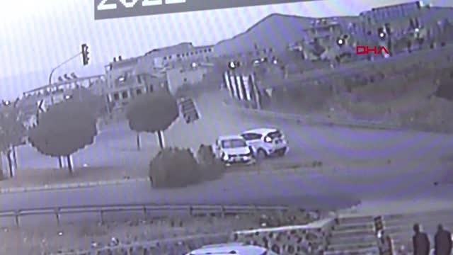 GAZİANTEP'TE SÜRÜCÜNÜN YARALANDIĞI KAZA KAMERADA